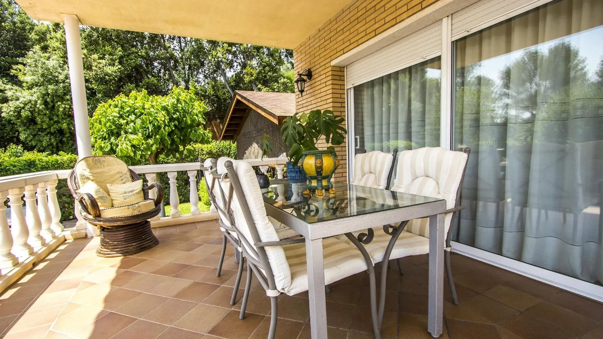 Nature, Pool, Tennis, Aircon Only 15 Minutes To Barcelona! Sabadell Spain