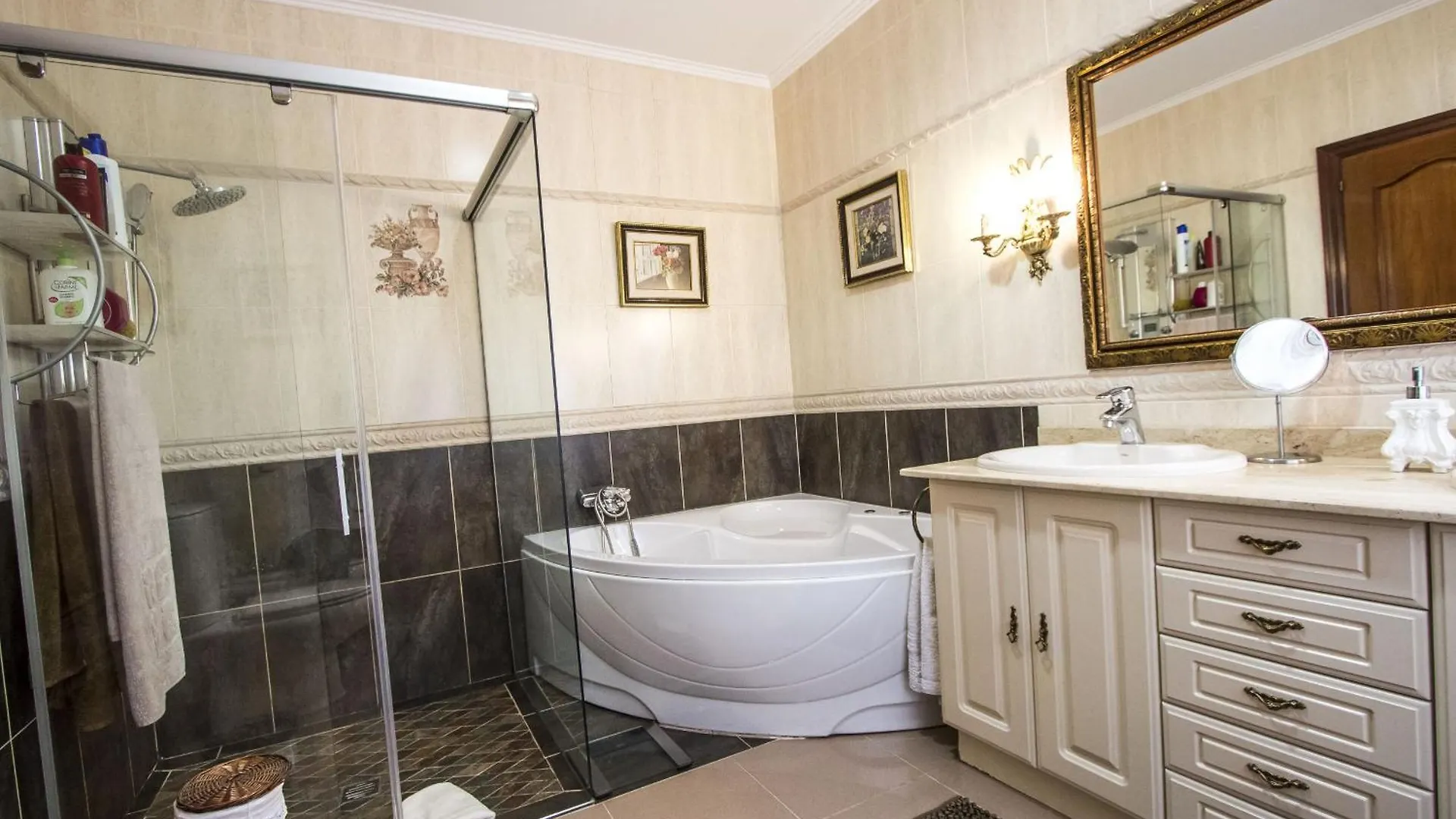 Nature, Pool, Tennis, Aircon Only 15 Minutes To Barcelona! Sabadell Villa