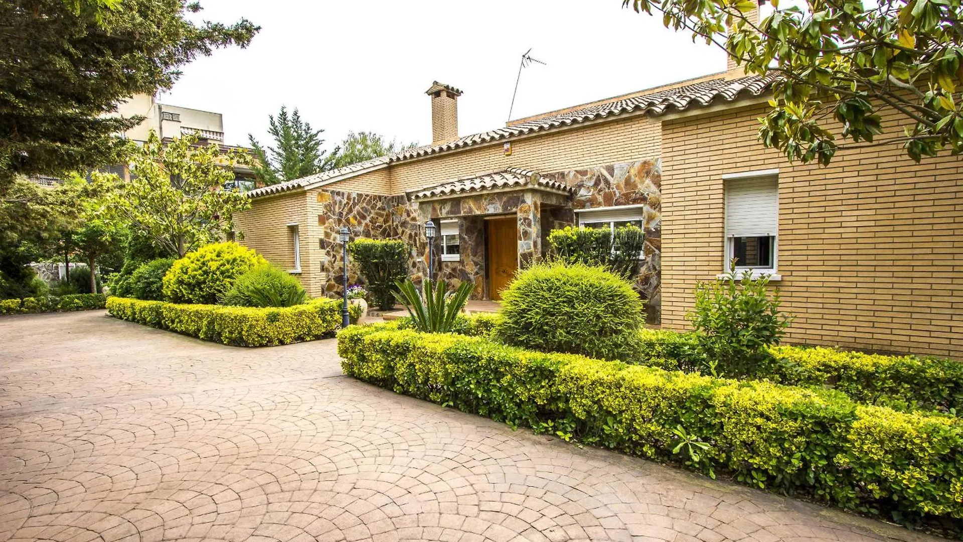 Nature, Pool, Tennis, Aircon Only 15 Minutes To Barcelona! Sabadell
