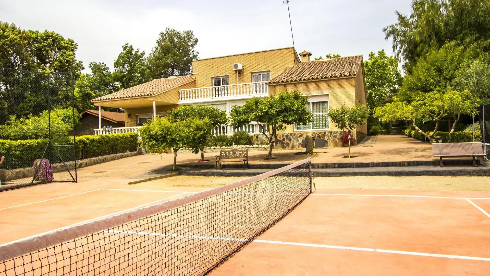 Nature, Pool, Tennis, Aircon Only 15 Minutes To Barcelona! Sabadell